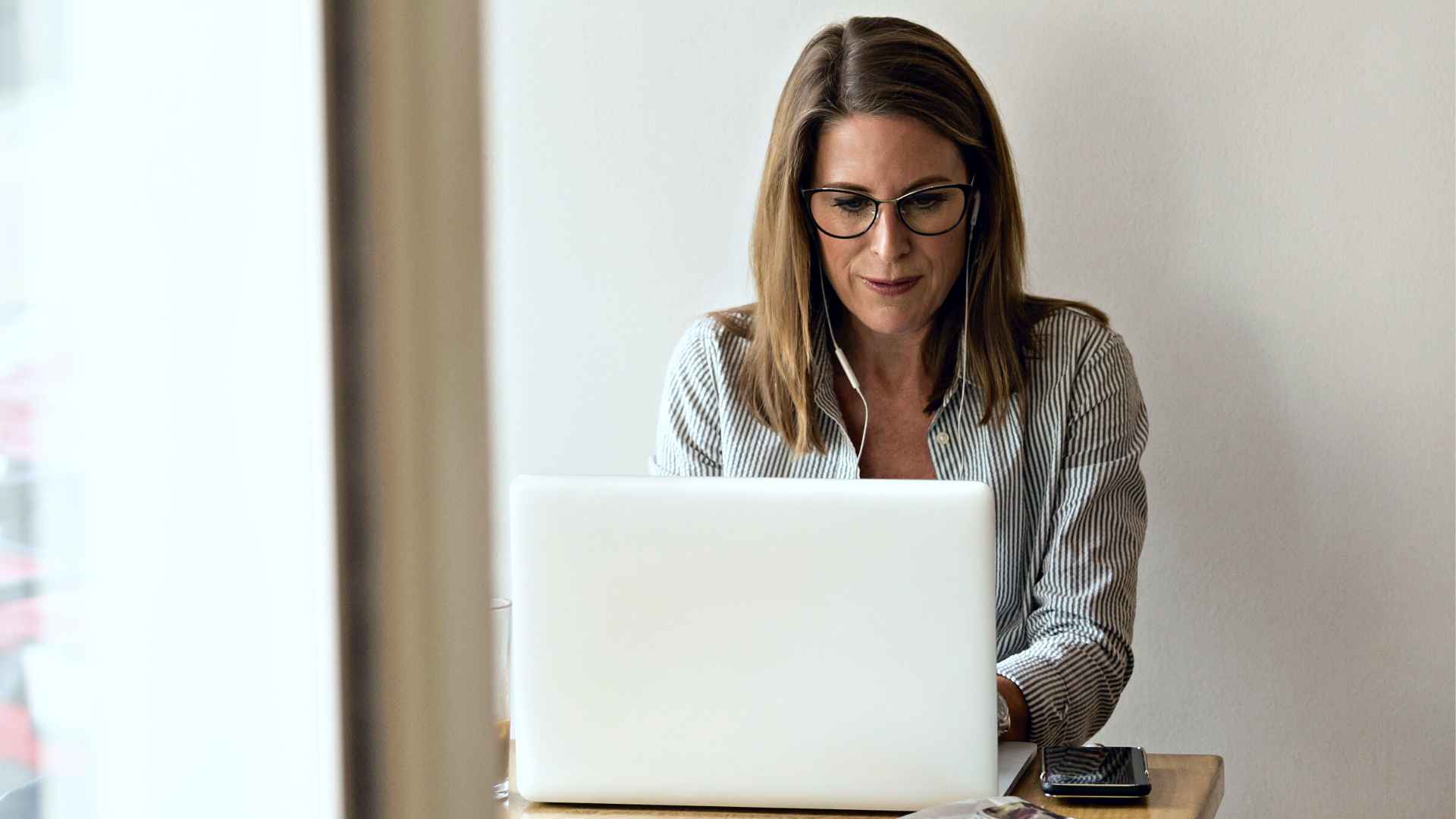 Woman using technology to access virtual care